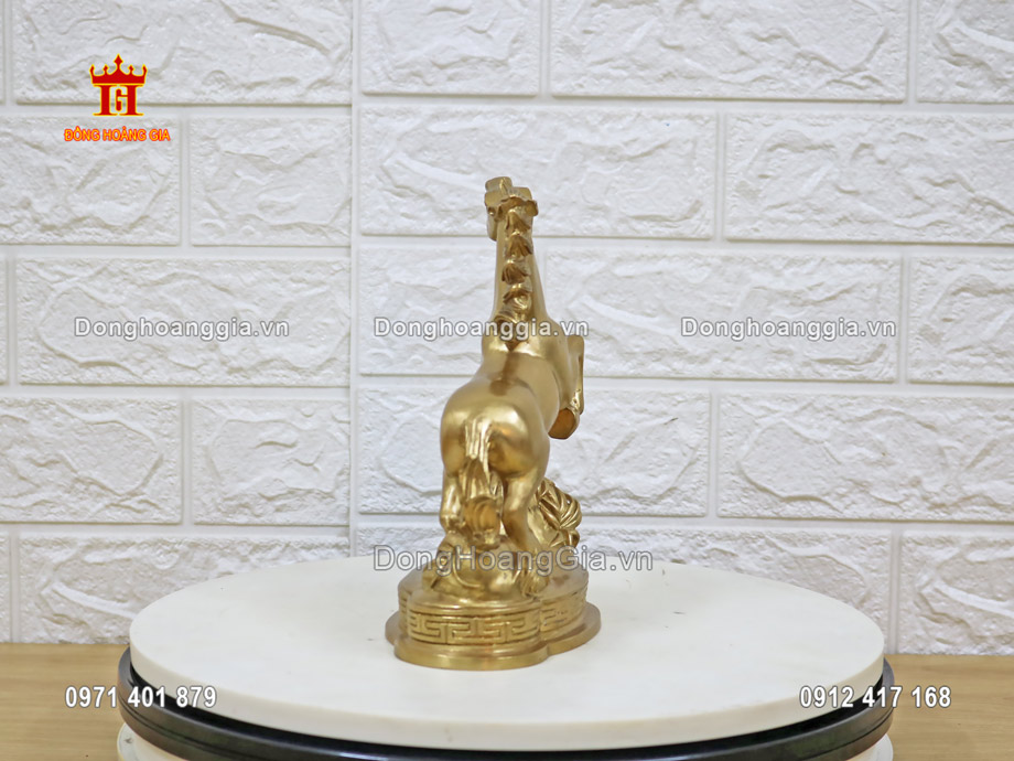 Pho tượng ngựa bằng đồng phù hợp đặt tại bàn làm việc, phòng khách, nơi kinh doanh, buôn bán